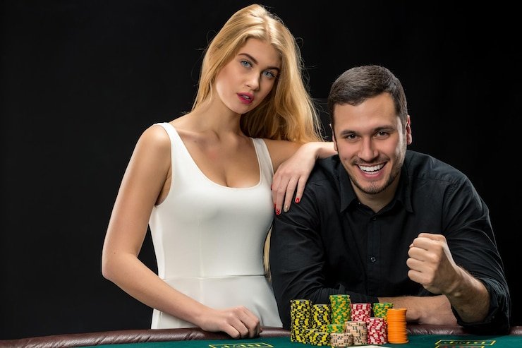 Live Koprok dealer rolling dice on taysen